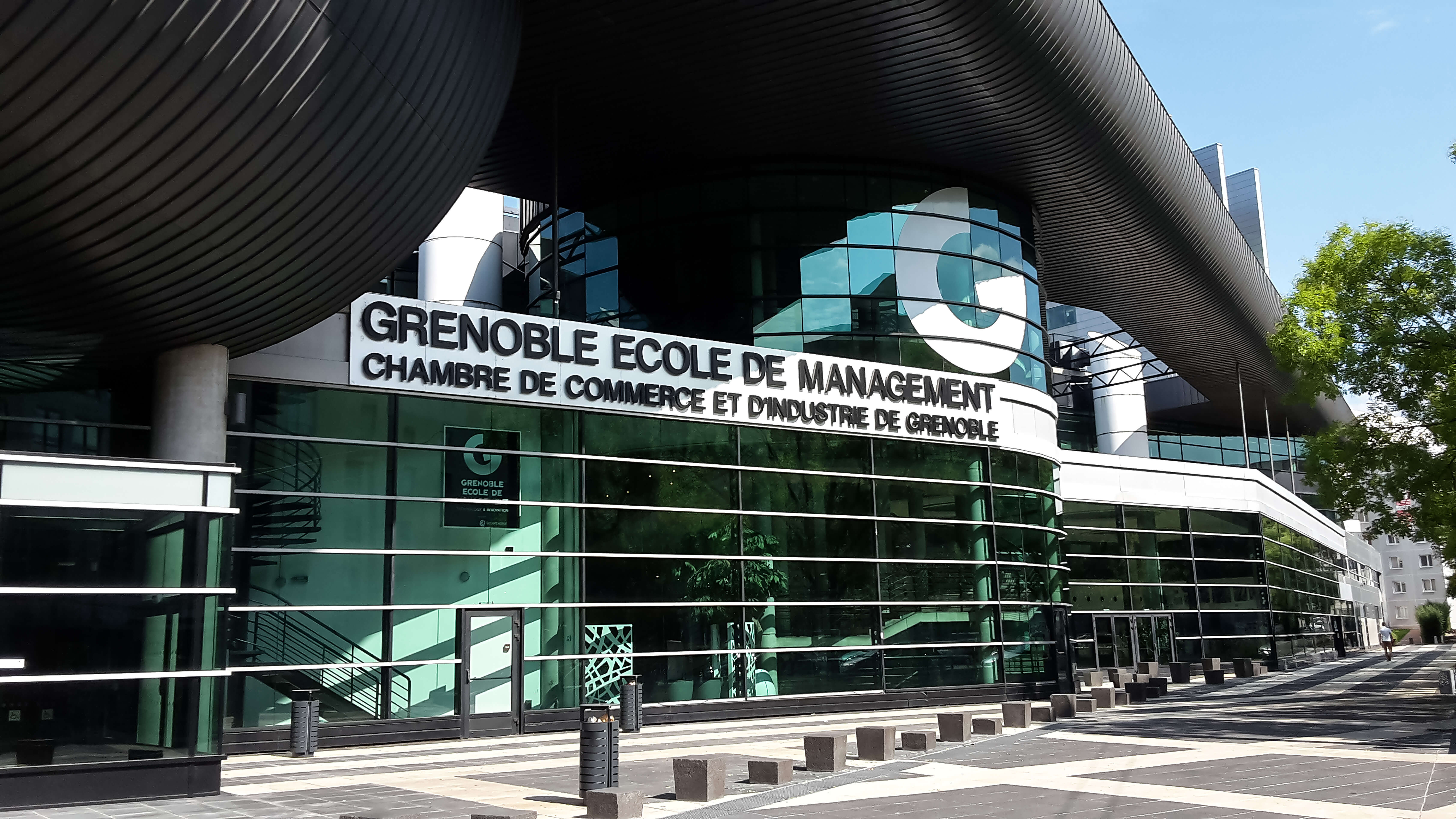 Extérieur bâtiment - Campus Grenoble (1) (1) (1) (1)